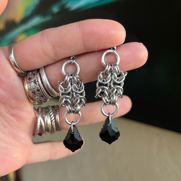 Handmade maille dangly stainless steel earrings with black austrian crystals - Picture 8 of 16